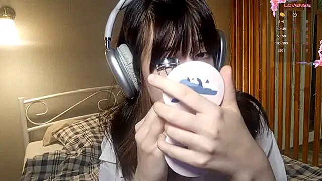 Honeey Beee online show from December 18, 5:08 pm