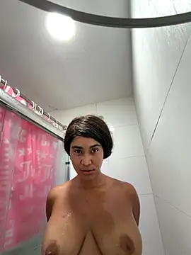 Snapshot of LuckyKhloe chatting on September 30, 2:27 am LuckyKhloe online show from September 30, 2:27 am