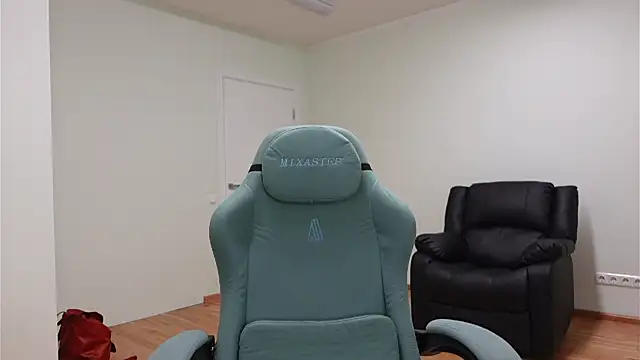 Laura Chaplin online show from October 25, 4:35 pm