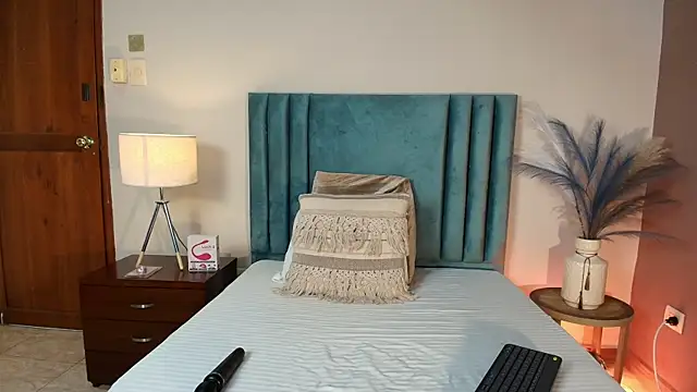 DaphneBeaumont online show from November 26, 12:06 pm