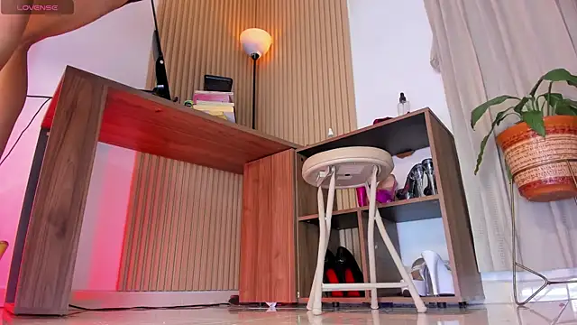 Snapshot of Anastacia_lestrange chatting on June 7, 1:43 am Anastacia lestrange online show from June 7, 1:43 am