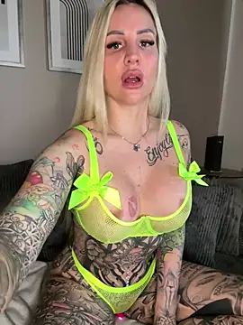 Snapshot of CoraDiamond chatting on February 10, 12:20 pm CoraDiamond online show from February 10, 12:20 pm