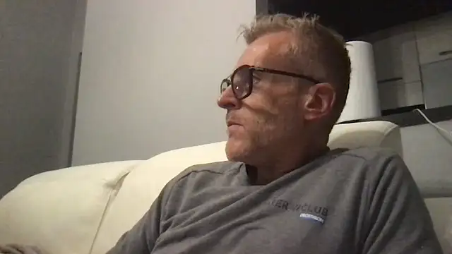 Axl hot online show from November 15, 8:49 pm