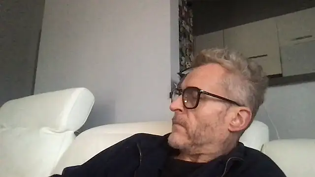 Axl hot online show from January 10, 2:19 pm