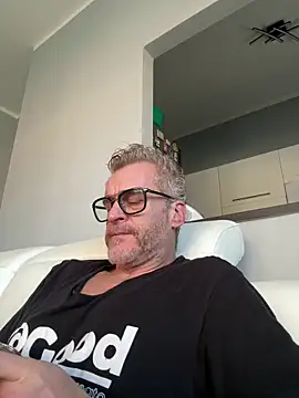 Axl hot online show from February 18, 11:17 am