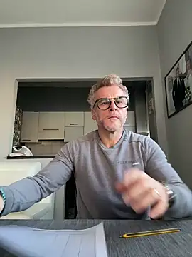 Axl hot online show from February 20, 9:21 am