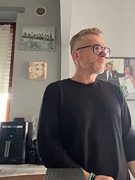 Axl hot online show from March 6, 1:07 pm