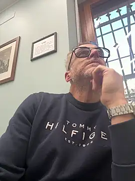 Axl hot online show from March 20, 4:45 pm