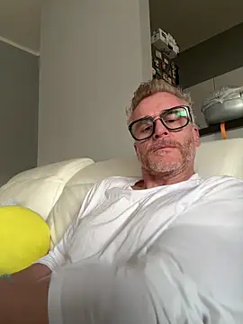 Axl hot online show from April 10, 5:17 pm