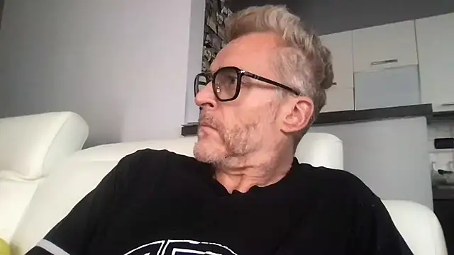 Axl hot online show from June 2, 10:17 am