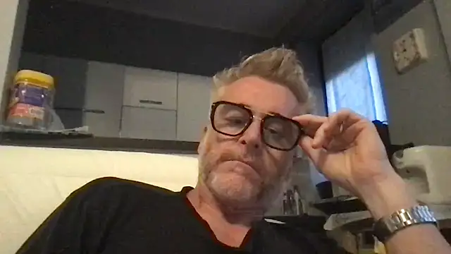 Snapshot of Axl_hot chatting on June 5, 7:08 pm Axl hot online show from June 5, 7:08 pm