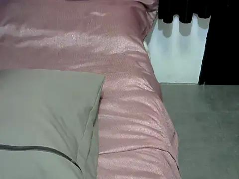 CREAMY BANANA online show from December 16, 11:32 pm