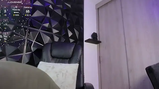 Snapshot of OstinDaniels chatting on October 24, 5:59 am OstinDaniels online show from October 24, 5:59 am