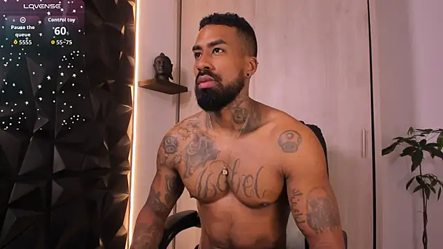 Snapshot of OstinDaniels chatting on December 18, 10:05 pm OstinDaniels online show from December 18, 10:05 pm