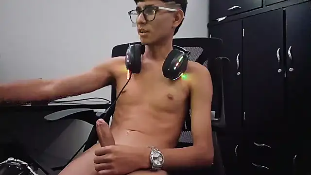 Snapshot of ElverCol chatting on February 7, 5:11 am ElverCol online show from February 7, 5:11 am