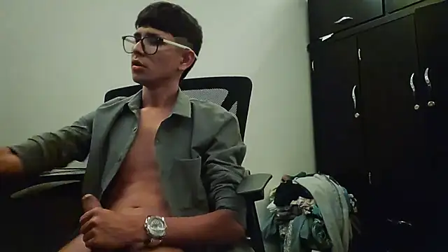 Snapshot of ElverCol chatting on February 10, 2:59 am ElverCol online show from February 10, 2:59 am