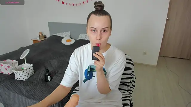 Snapshot of Kelly_Cartier chatting on February 13, 6:42 am Kelly Cartier online show from February 13, 6:42 am