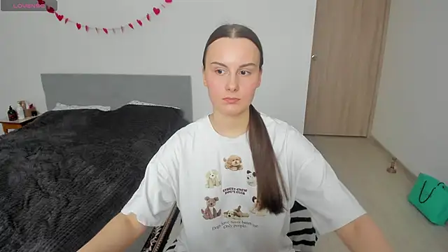 Snapshot of Kelly_Cartier chatting on February 17, 12:01 pm Kelly Cartier online show from February 17, 12:01 pm