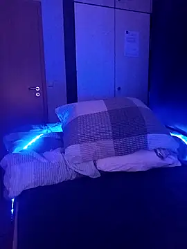 Snapshot of Teufel-in-weiss chatting on February 10, 10:03 pm Teufel-in-weiss online show from February 10, 10:03 pm