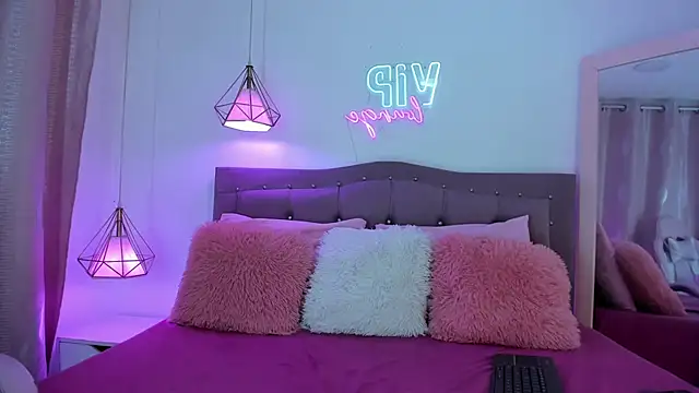 Snapshot of Sophie_stars chatting on September 9, 3:28 am Sophie stars online show from September 9, 3:28 am