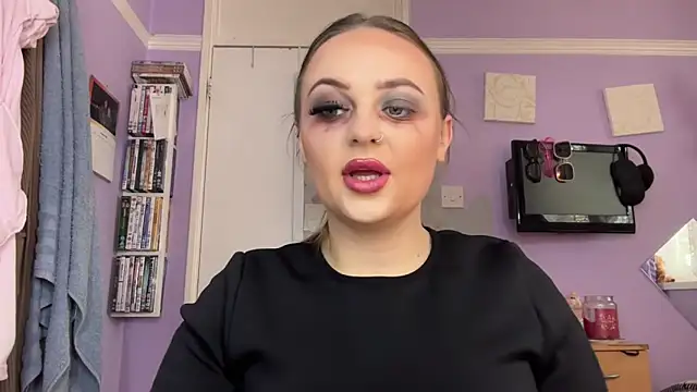 Snapshot of SexySashaxox chatting on October 31, 1:23 pm SexySashaxox online show from October 31, 1:23 pm