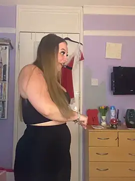 Snapshot of SexySashaxox chatting on December 16, 10:15 pm SexySashaxox online show from December 16, 10:15 pm