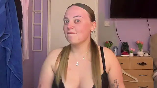 SexySashaxox online show from April 6, 7:59 pm