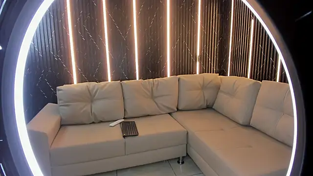 VioletRose as online show from April 11, 9:30 pm