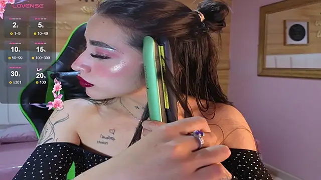 Abril Velvet a  online show from November 24, 7:35 pm