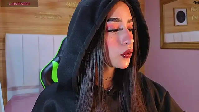 Abril Velvet a  online show from November 28, 8:00 pm