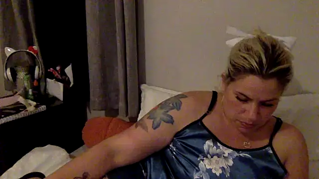 toomuchofafreak online show from February 15, 7:51 am