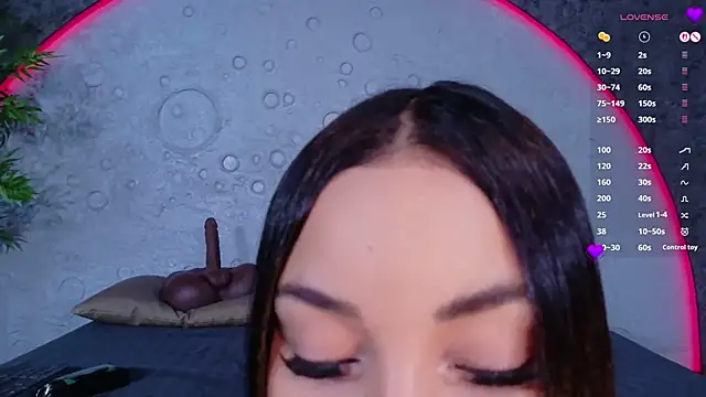 ReinaChloe online show from April 17, 4:32 pm