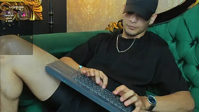 AlessandroKiing online show from July 14, 8:03 pm