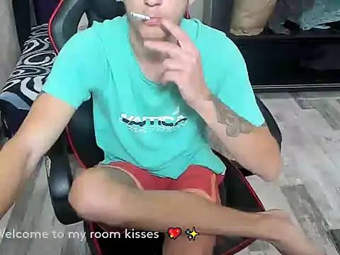 Snapshot of HugeDickFuck chatting on October 28, 9:17 pm HugeDickFuck online show from October 28, 9:17 pm