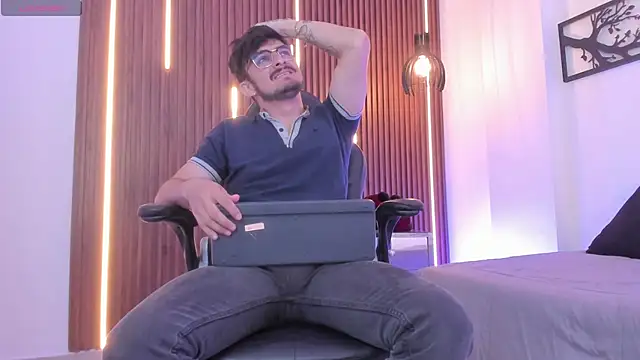 AaronFuentes7 online show from September 27, 7:30 pm