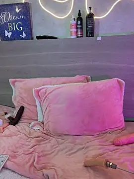 Snapshot of Tinny_floor chatting on June 4, 4:29 am Tinny floor online show from June 4, 4:29 am