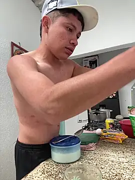 Snapshot of elfernh chatting on December 22, 1:08 pm elfernh online show from December 22, 1:08 pm