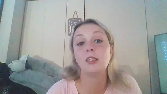 Candykissesxoxo online show from November 2, 7:22 am