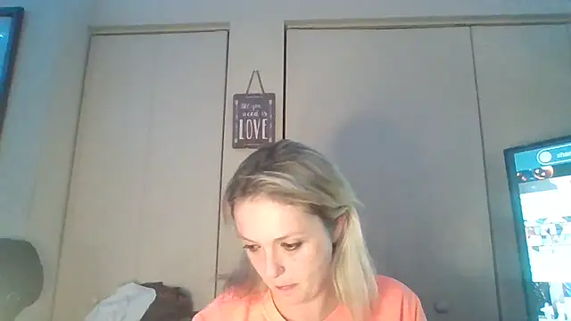 Candykissesxoxo online show from November 3, 9:32 am