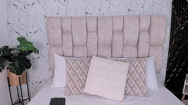 Laura Ivy online show from November 10, 12:37 pm