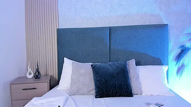 Laura Ivy online show from February 12, 1:06 pm