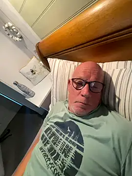 Snapshot of philefc chatting on October 21, 8:15 am philefc online show from October 21, 8:15 am