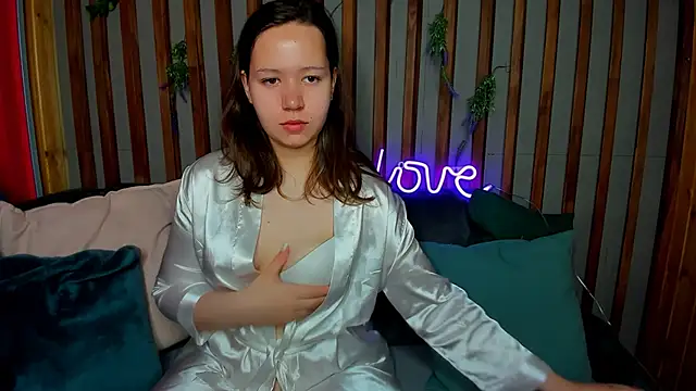 Laura Ellinss online show from September 27, 1:10 am