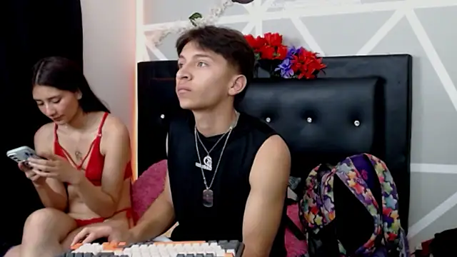 COZY7COUPLE online show from October 2, 11:45 pm