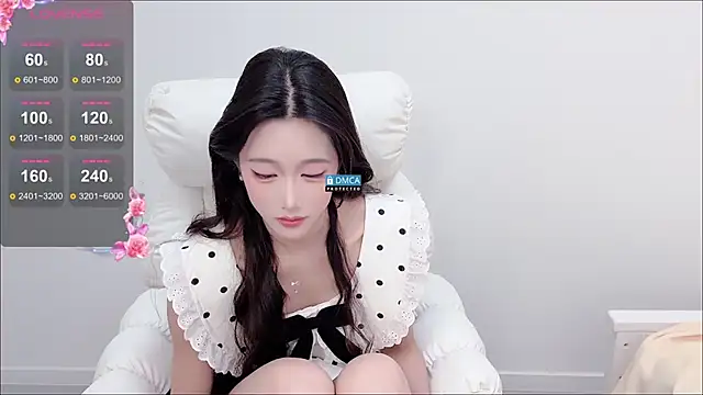 Snapshot of R_R6 chatting on December 15, 6:28 am R R6 online show from December 15, 6:28 am