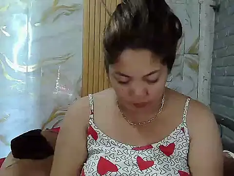 Snapshot of dimple_anne1 chatting on April 28, 7:13 am dimple anne1 online show from April 28, 7:13 am