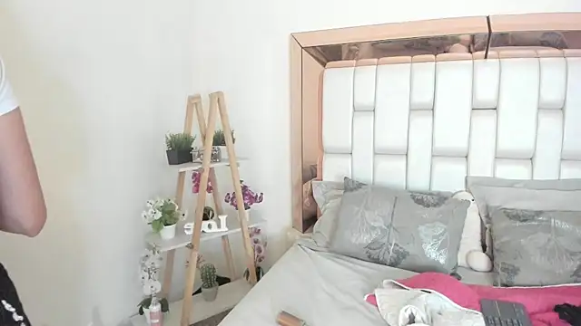 MiaVillalobos online show from September 15, 12:38 pm