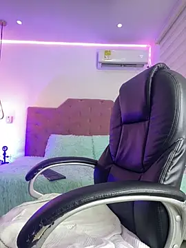 Snapshot of Velveet_x chatting on October 22, 12:27 pm Velveet x online show from October 22, 12:27 pm