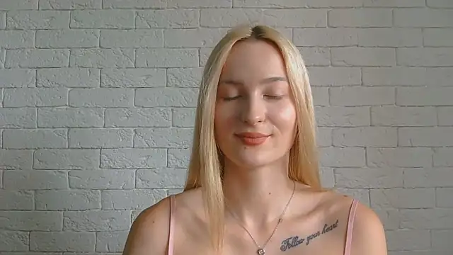 Snapshot of Alice_Sweet_01 chatting on June 18, 10:09 am Alice Sweet 01 online show from June 18, 10:09 am