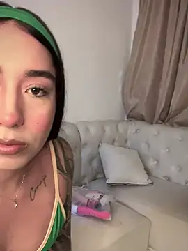 Snapshot of KaditaNavarro chatting on February 14, 12:18 am KaditaNavarro online show from February 14, 12:18 am